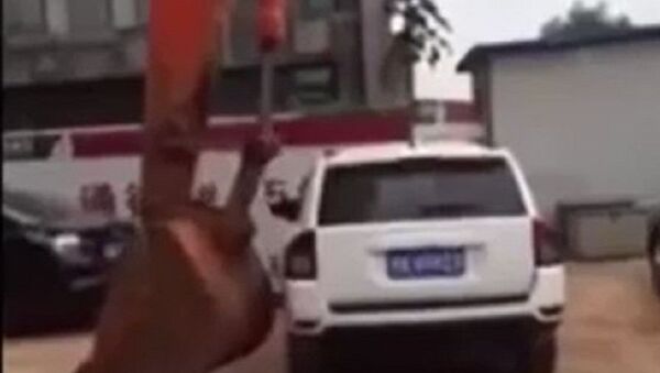 挖土機挪車：就是這麼簡單粗暴 - 俄羅斯衛星通訊社