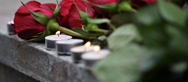 Цветы и свечи у посольства Бельгии в Москве - 俄罗斯卫星通讯社