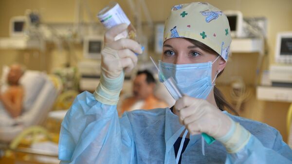 Медсестра во время медицинских процедур в Федеральном центре сердечно-сосудистой хирургии в Челябинске - 俄罗斯卫星通讯社