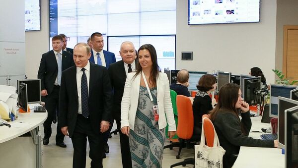 俄罗斯总统普京莅临今日俄罗斯国际新闻通讯社 视察卫星电台 - 俄罗斯卫星通讯社