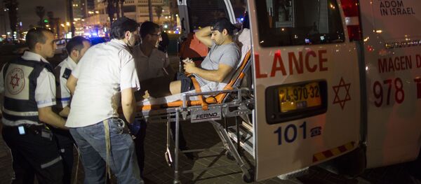Скорая помощь увозит пострадавшего в теракте мужчину в Тель-Авиве, Израиль - 俄罗斯卫星通讯社