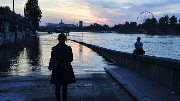 Прохожие на набережной реки Сены в районе музея Орсе в Париже во время наводнения - 俄罗斯卫星通讯社