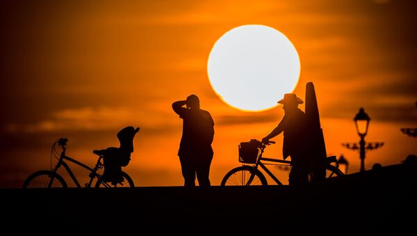 Велосипедисты на закате на набережной недалеко от Олимпийского Парка в Сочи - 俄羅斯衛星通訊社