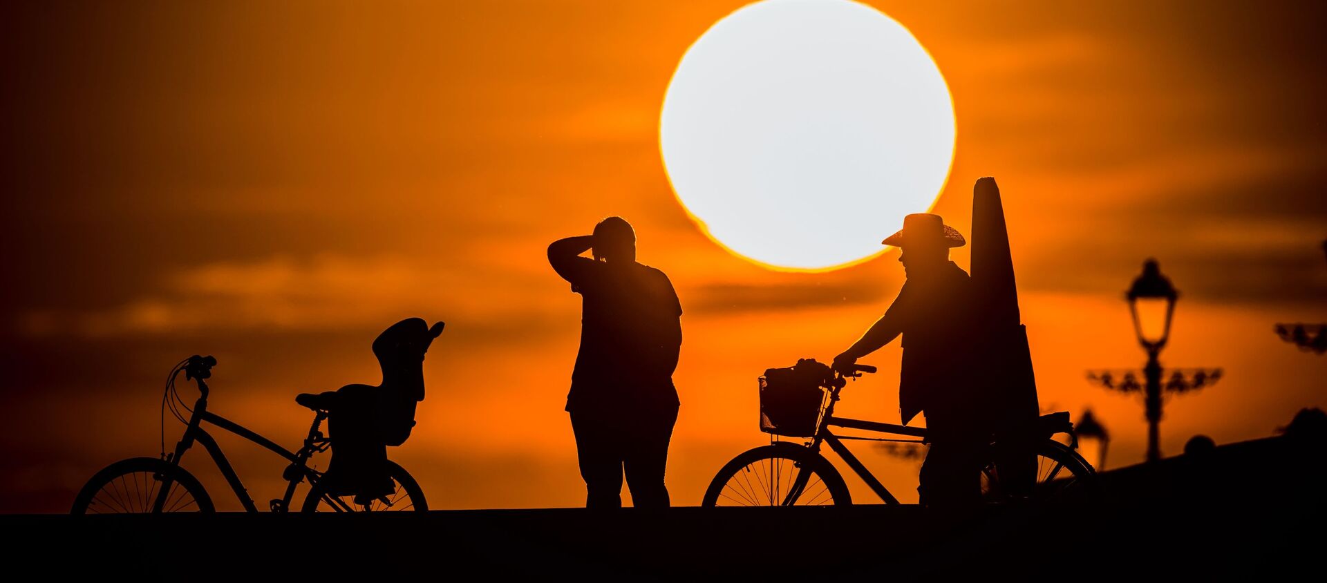 Велосипедисты на закате на набережной недалеко от Олимпийского Парка в Сочи - 俄羅斯衛星通訊社, 1920, 01.04.2021