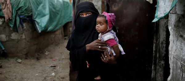 Девушка с ребенком из общины Muhammasheen, бежавшая из города Таиз в Йемене Девушка с ребенком из общины Muhammasheen, бежавшая из города Таиз в Йемене - 俄罗斯卫星通讯社