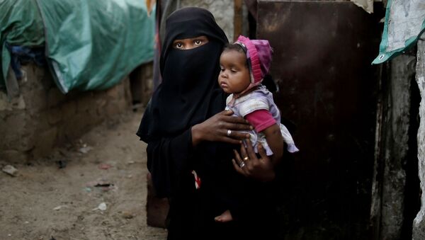 Девушка с ребенком из общины Muhammasheen, бежавшая из города Таиз в Йемене - 俄罗斯卫星通讯社