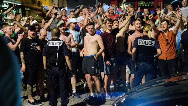 Полиция и футбольные фанаты на ЧЕ по футболу в Марселе, Франция - 俄罗斯卫星通讯社