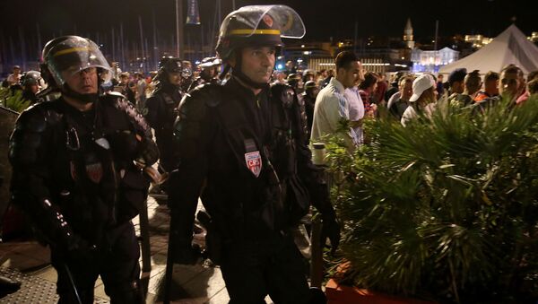 Полицейские во время беспорядков на одной из улиц Марселя - 俄罗斯卫星通讯社