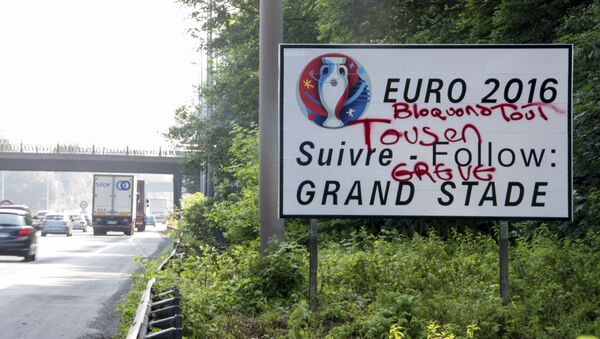 Рекламный щит Euro 2016 по дороге к стадиону в Лилле, Франция - 俄羅斯衛星通訊社