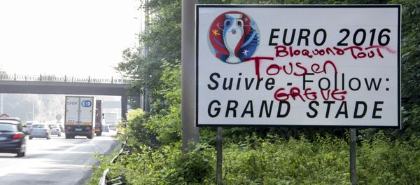 Рекламный щит Euro 2016 по дороге к стадиону в Лилле, Франция - 俄罗斯卫星通讯社