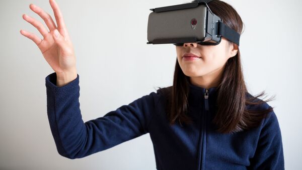 Девушка в очках виртуальной реальности - 俄羅斯衛星通訊社