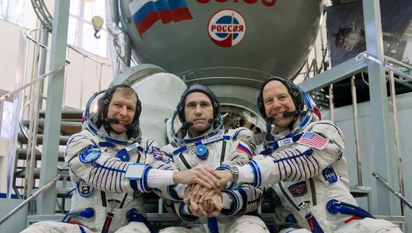 聯盟號TMA-19M宇宙飛船艙搭載國際空間站工作人員降落在哈薩克斯坦 - 俄羅斯衛星通訊社