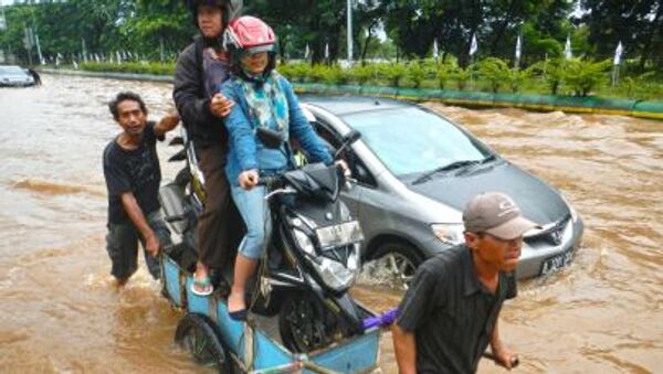 Затопленная дорога в Джакарте - 俄羅斯衛星通訊社