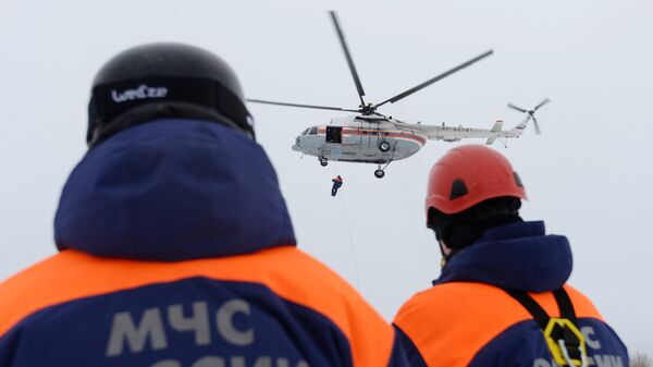被冰困住的“格里戈里·洛夫佐夫”号货船的船员撤出 - 俄罗斯卫星通讯社
