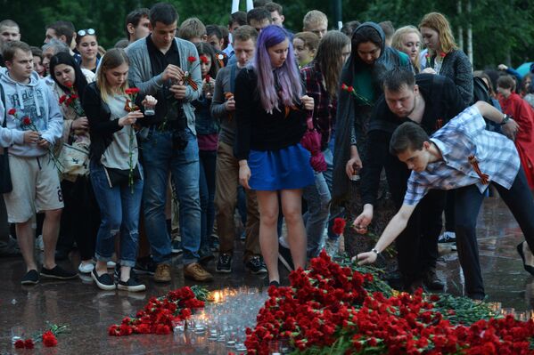 “记忆的岗哨·长明火”活动的参与者在向莫斯科无名烈士墓敬献花与花圈。 - 俄罗斯卫星通讯社