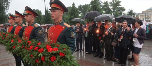 Участники акции Вахта памяти. Вечный огонь в рамках Дня памяти и скорби в Москве - 俄罗斯卫星通讯社