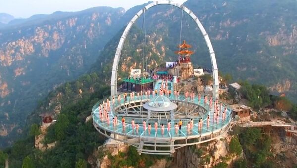 中国瑜伽者在深渊峡谷上进行瑜伽训练 - 俄罗斯卫星通讯社