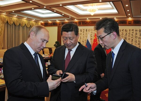2014年11月9日,俄罗斯总统弗拉基米尔•普京会见中国国家主席习近平时向中国领导人赠送了一部俄产智能手机Yota Phone 2 2014年11月9日,俄罗斯总统弗拉基米尔•普京会见中国国家主席习近平时向中国领导人赠送了一部俄产智能手机Yota Phone 2 - 俄罗斯卫星通讯社