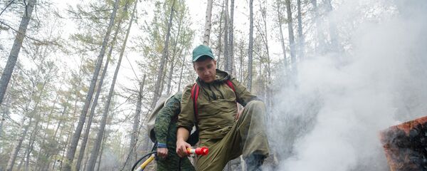 俄中央军区机械化步兵和航空队加入伊尔库茨克附近森林灭火工作 - 俄罗斯卫星通讯社