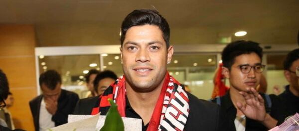 胡爾克戴著上港圍巾飛到中國 胡爾克戴著上港圍巾飛到中國 - 俄羅斯衛星通訊社