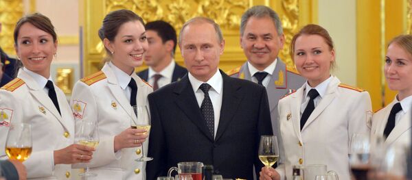 Президент РФ Владимир Путин во время встречи с выпускниками высших военных учебных заведений Президент РФ Владимир Путин во время встречи с выпускниками высших военных учебных заведений - 俄罗斯卫星通讯社