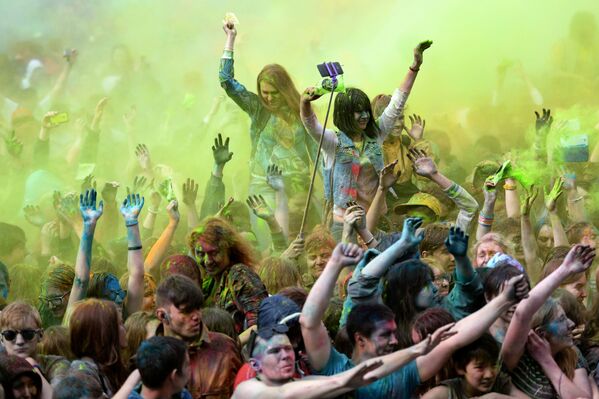 在莫斯科慶祝印度“灑紅節”(Holi)的人們 在莫斯科慶祝印度“灑紅節”(Holi)的人們 - 俄羅斯衛星通訊社