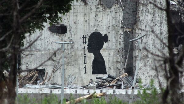 Граффити, символизирующее погибших детей за время конфликта на Донбассе, на стене разрушенного аэропорта Донецка - 俄羅斯衛星通訊社