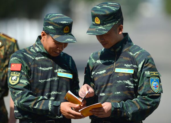 俄中“合作－2016”联合反恐训练期间，中方武警正在研究俄汉会话手册 - 俄罗斯卫星通讯社