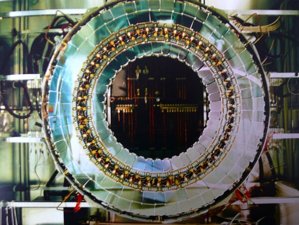 當然世界上最強的風洞,目前還屬美國位於加利福尼亞的超音速風洞LENS-X,它是唯一能讓風速達到30馬赫的風洞。當然馬赫值還不是風洞的唯一特性,僅是許多特性之一;風洞的許多其他重要參數,恐怕只有專家才能知道。若僅根據風速判斷,中國暫時還遠遠落後於美國與俄羅斯。 當然世界上最強的風洞,目前還屬美國位於加利福尼亞的超音速風洞LENS-X,它是唯一能讓風速達到30馬赫的風洞。當然馬赫值還不是風洞的唯一特性,僅是許多特性之一;風洞的許多其他重要參數,恐怕只有專家才能知道。若僅根據風速判斷,中國暫時還遠遠落後於美國與俄羅斯。 - 俄羅斯衛星通訊社