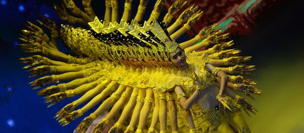 中国残疾人艺术团演员在俄罗斯“中国文化节”开幕式上表演《千手观音》。 中国残疾人艺术团演员在俄罗斯“中国文化节”开幕式上表演《千手观音》。 - 俄罗斯卫星通讯社