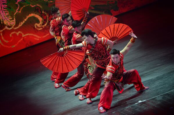 天津霍元甲文武艺术学校代表在俄罗斯“中国文化节”开幕式上表演。 - 俄罗斯卫星通讯社