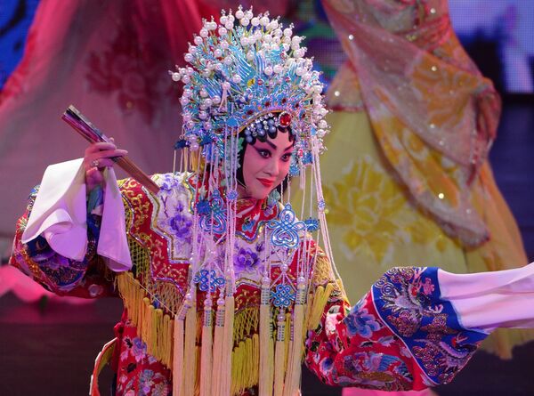 天津歌舞剧院独唱演员王燕在俄罗斯“中国文化节”开幕式上表演。 - 俄罗斯卫星通讯社
