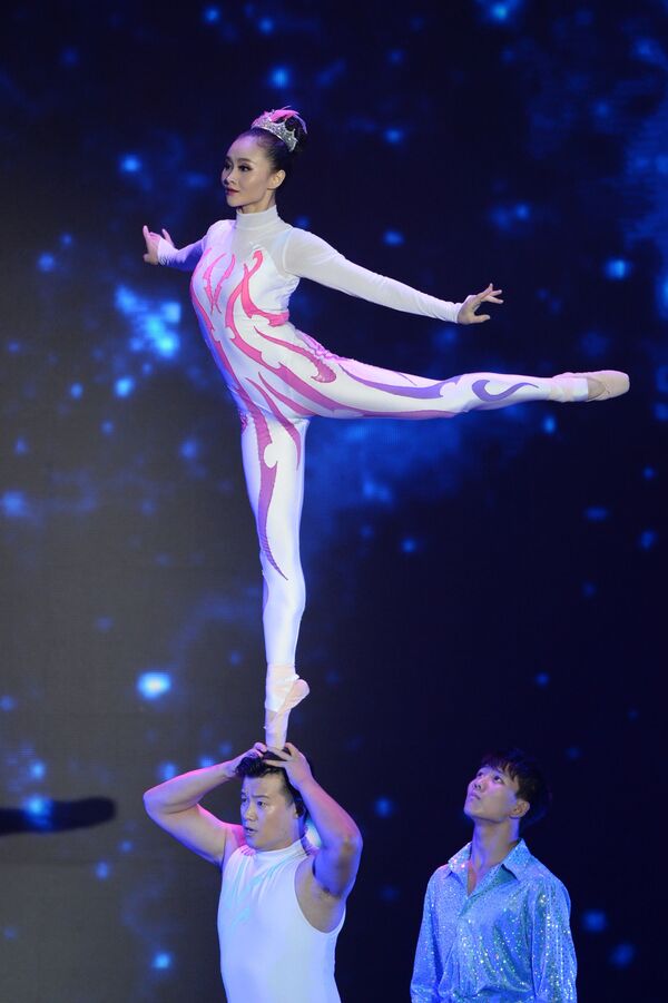 天津市杂技团表演《肩上芭蕾》。 - 俄罗斯卫星通讯社