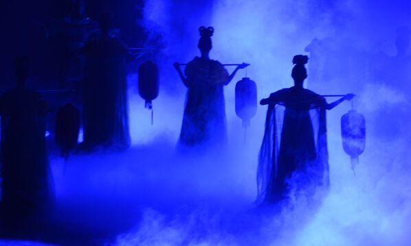 天津歌舞剧院演员表演歌舞《异彩流金》。 - 俄罗斯卫星通讯社