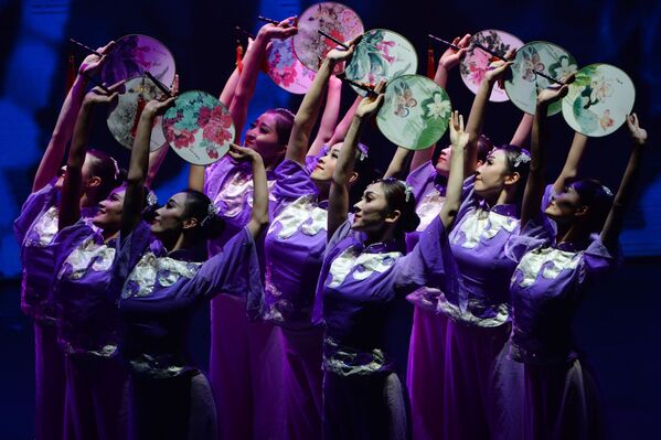 天津歌舞剧院演员在俄罗斯“中国文化节”开幕式上表演古典团扇《一曲新词》。 - 俄罗斯卫星通讯社