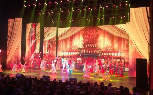 天津歌舞剧院演员表演歌舞《异彩流金》。 - 俄罗斯卫星通讯社