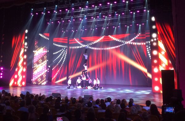 天津市杂技团演员在俄罗斯“中国文化节”开幕式上表演。 - 俄罗斯卫星通讯社