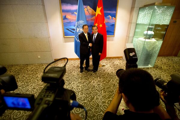 中國外交部長王毅和聯合國秘書長潘基文 中國外交部長王毅和聯合國秘書長潘基文 - 俄羅斯衛星通訊社