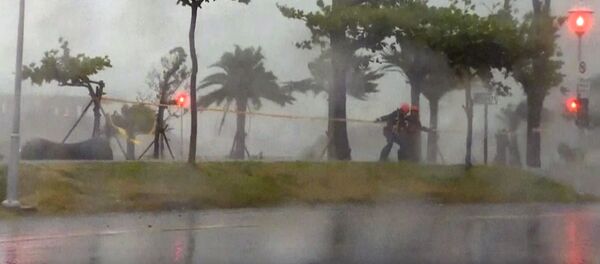 Люди держатся за канат во время тайфуна Непартак в Тайвани Люди держатся за канат во время тайфуна Непартак в Тайвани - 俄羅斯衛星通訊社
