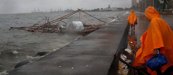 Волны накатывают на побережье Манилы во время тайфуна Непартак на Филиппинах - 俄罗斯卫星通讯社