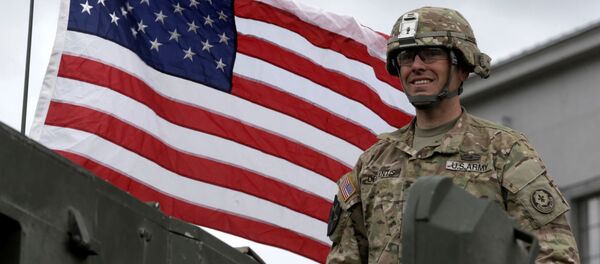 Военнослужащий во время марша бронетехники США Dragoon Ride в латвийском Даугавпилсе - 俄罗斯卫星通讯社