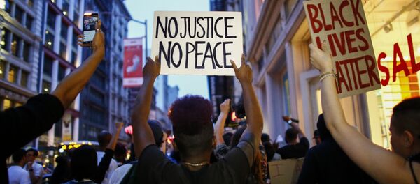 芝加哥抗議民眾要求監禁拘捕過程中殺人的警察 芝加哥抗議民眾要求監禁拘捕過程中殺人的警察 - 俄羅斯衛星通訊社