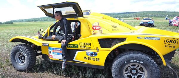 中国车手韩魏驾驶“伤痕累累”的座驾抵达终点 中国车手韩魏驾驶“伤痕累累”的座驾抵达终点 - 俄罗斯卫星通讯社