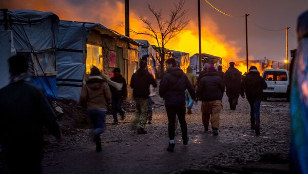Горящие лачуги мигрантов в Кале, Франция - 俄罗斯卫星通讯社