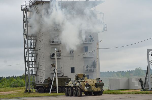 中俄军人使用装甲车完成作战任务。 - 俄罗斯卫星通讯社