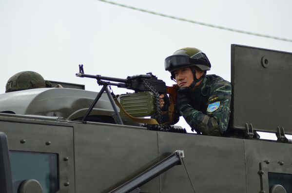 中国军人在俄罗斯国民近卫军与中国武警部队“合作-2016”联合战术演练闭幕式上。 - 俄罗斯卫星通讯社