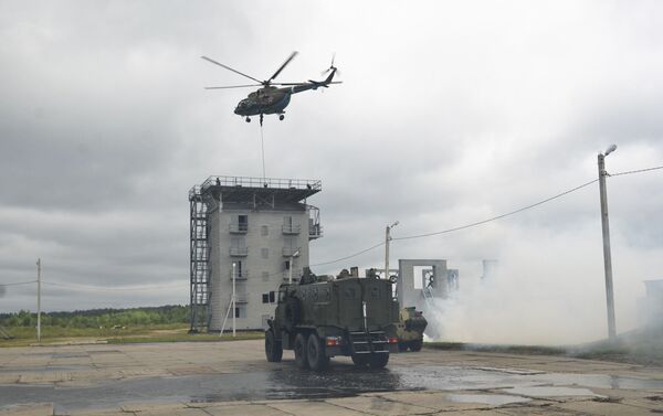 中俄军人使用米-8直升机和装甲车完成作战任务。 - 俄罗斯卫星通讯社