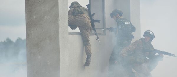 Закрытие совместной тактической тренировки Содружество - 2016 спецподразделений Росгвардии и вооруженной полиции КНР - 俄罗斯卫星通讯社