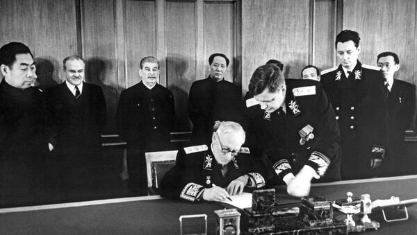 苏联和中国1950年签署《中苏友好同盟互助条约》。苏联外交部长安德烈·维辛斯基签署条约。周恩来、维亚切斯拉夫·莫洛托夫、约瑟夫·斯大林、毛泽东、鲍里斯·波采罗布、Н.Т.费奥多罗夫、中国驻苏联大使王稼祥出席。 - 俄罗斯卫星通讯社