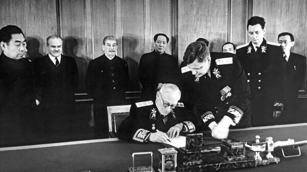 苏联和中国1950年签署《中苏友好同盟互助条约》。苏联外交部长安德烈·维辛斯基签署条约。周恩来、维亚切斯拉夫·莫洛托夫、约瑟夫·斯大林、毛泽东、鲍里斯·波采罗布、Н.Т.费奥多罗夫、中国驻苏联大使王稼祥出席。 - 俄罗斯卫星通讯社